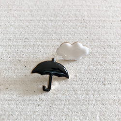 傘と雲　ピンバッジ　アンブレラ&クラウド　プレゼント　ギフト 2枚目の画像