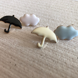 傘と雲　ピンバッジ　アンブレラ&クラウド　プレゼント　ギフト 1枚目の画像
