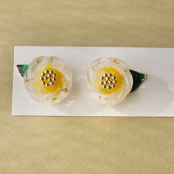 ふわり咲き 椿の一粒イヤリング・ピアス〜白〜 2枚目の画像