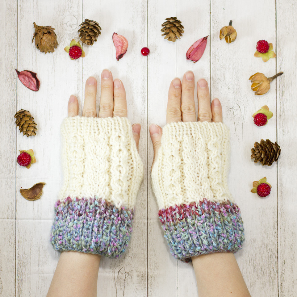 ウールとベビーアルパカとモヘヤのアラン模様ハンドウォーマー