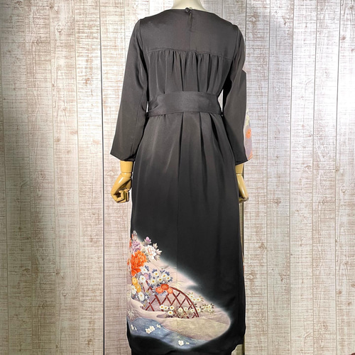 着物リメイク*牡丹に枝梅菊模様刺繍正絹黒留袖ワンピースM 着物リメイク*牡丹に枝梅菊模様刺繍正絹黒留袖ワンピースM