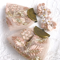 【ワルツ】ナチュラルガーリー　手編みのお花と蝶々のふんわりピアス/イヤリング　揺れるインド刺繍リボン 5枚目の画像