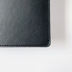 ヌメ革の二つ折り財布 「Bifold wallet (black)」 7枚目の画像