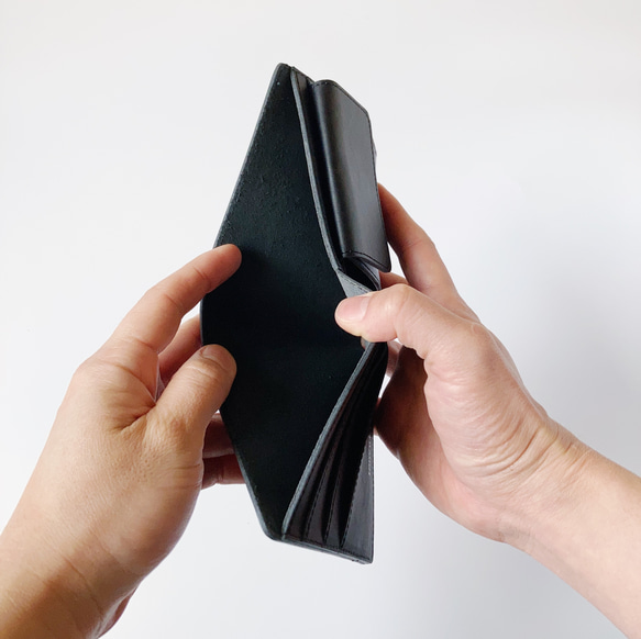 ヌメ革の二つ折り財布 「Bifold wallet (black)」 4枚目の画像