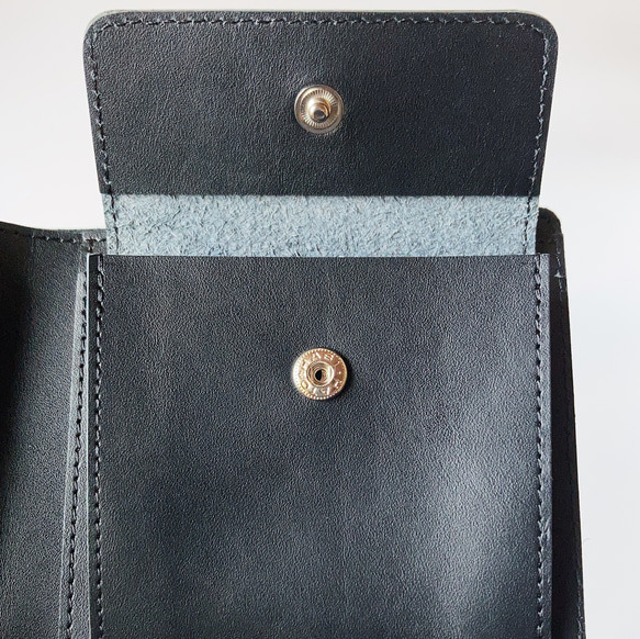ヌメ革の二つ折り財布 「Bifold wallet (black)」 8枚目の画像