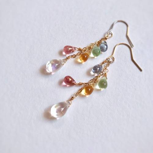 8個のお好きなビーズでお作りします♪ 虹色シャボン玉の雫 ピアス 