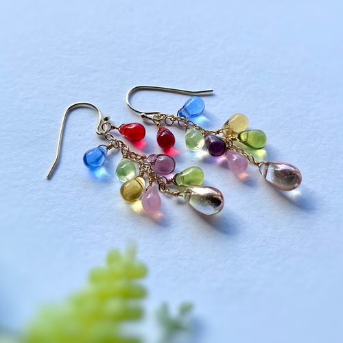 8個のお好きなビーズでお作りします♪ 虹色シャボン玉の雫 ピアス 