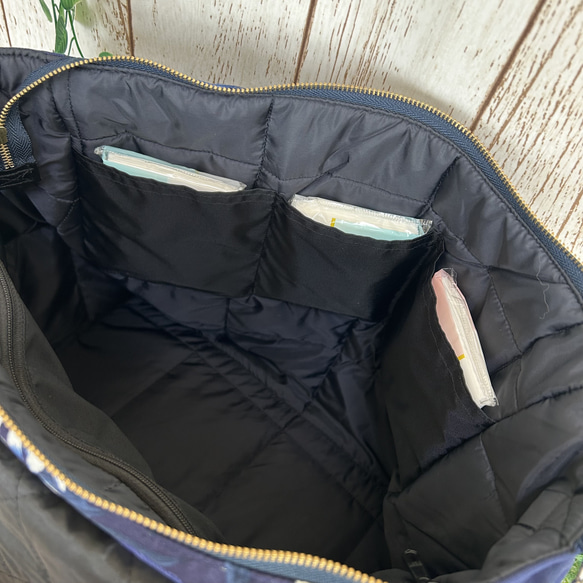 A4対応 3way リュックの紐を収納　サイドポケットが便利な　ショルダーバック　リュックサック　大人のハイビスカス柄 