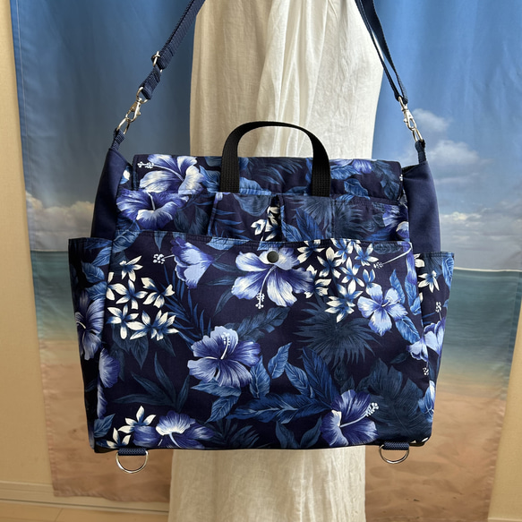 A4対応 3way リュックの紐を収納　サイドポケットが便利な　ショルダーバック　リュックサック　大人のハイビスカス柄 