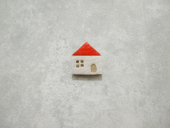 赤いさんかく屋根のおうちのブローチ　white　小さな白いお家 1枚目の画像