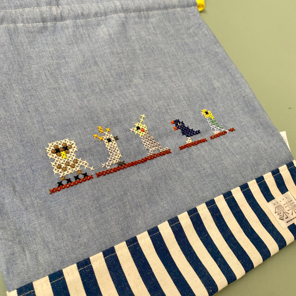 クロスステッチを手刺繍したお着替え袋　鳥さん大集合 3枚目の画像