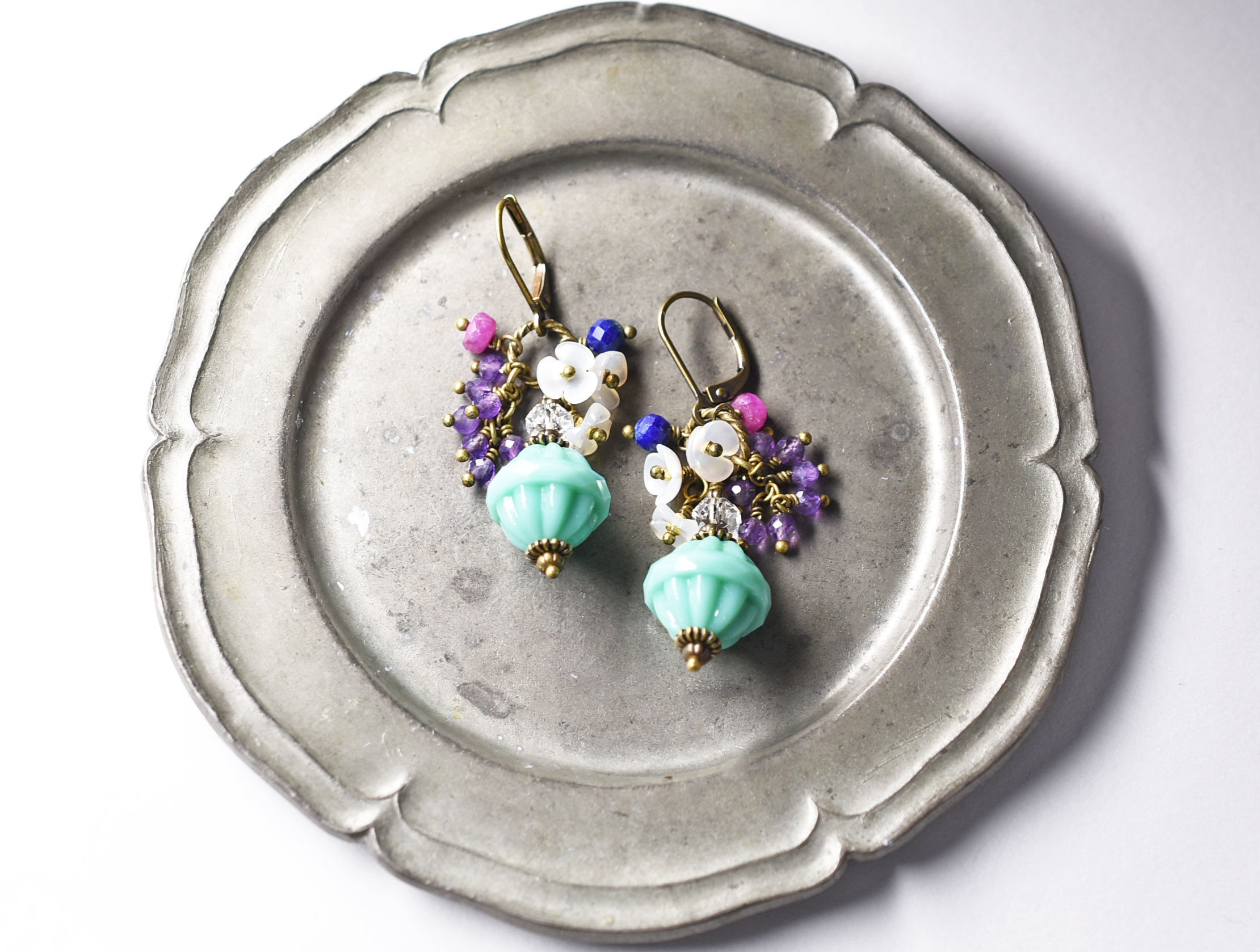 翡翠色チェコビーズとたわわなアメジスト、ルビー、クォーツ、ラピス