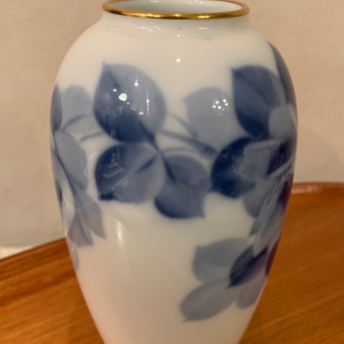 大倉陶園ブルーローズ花瓶 77419f37635e61104d9c3270b25838