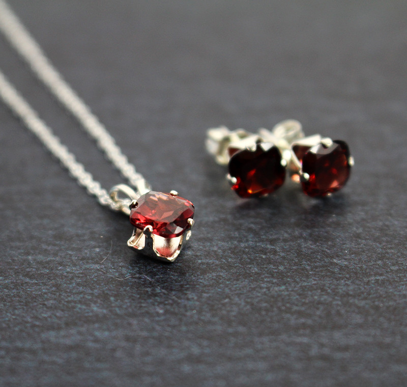 Creema限定　宝石質ガーネットのスクエアプチネックレス＆スタッドピアス