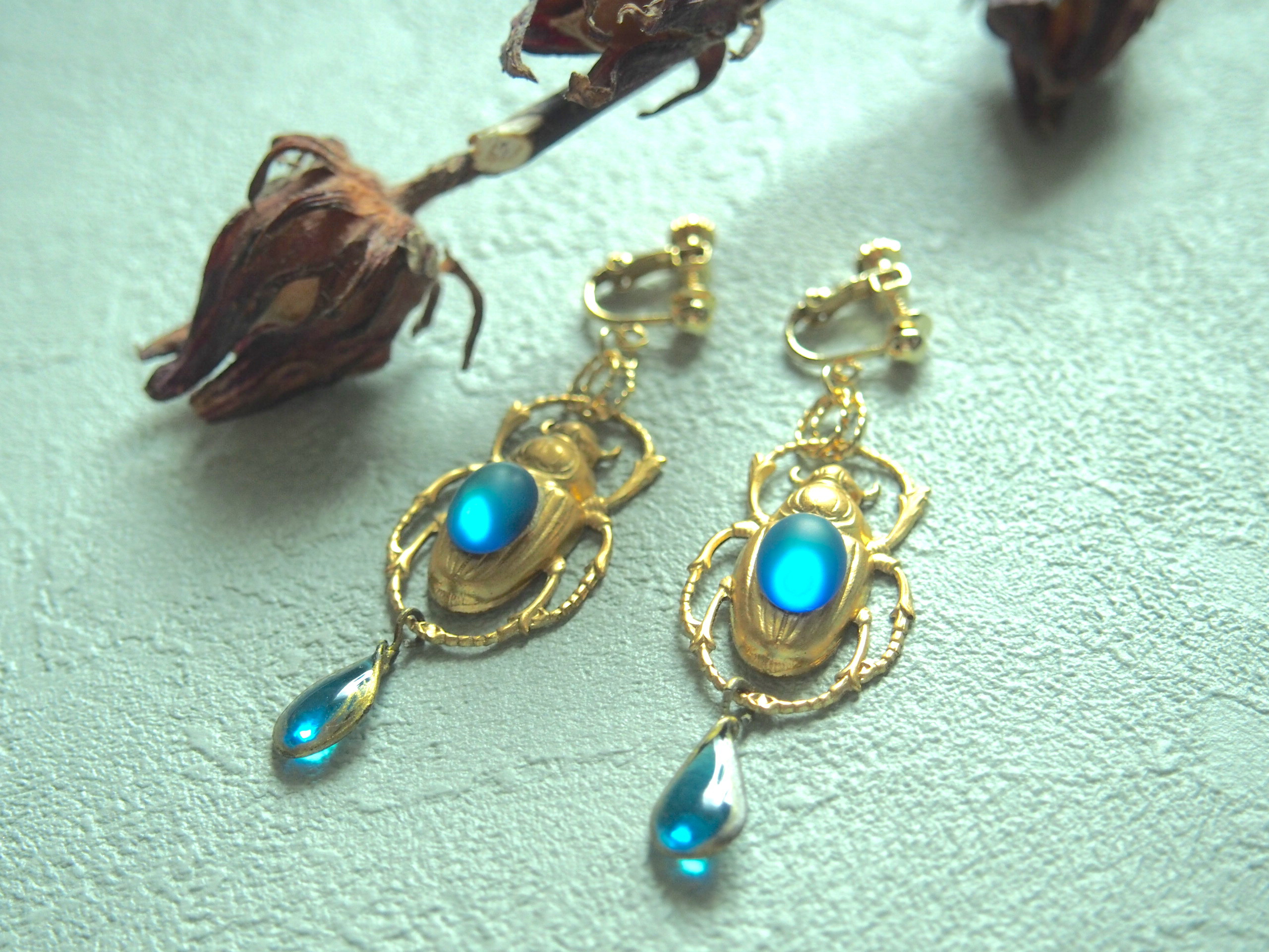 ブルーの手作りガラスとビンテージガラス、黄金虫のイヤリング（ピアス）
