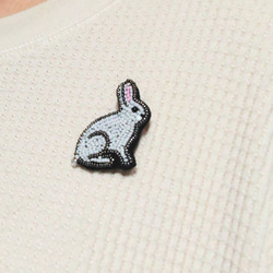 小さなエゾユキウサギのビーズ刺繍ブローチ 6枚目の画像