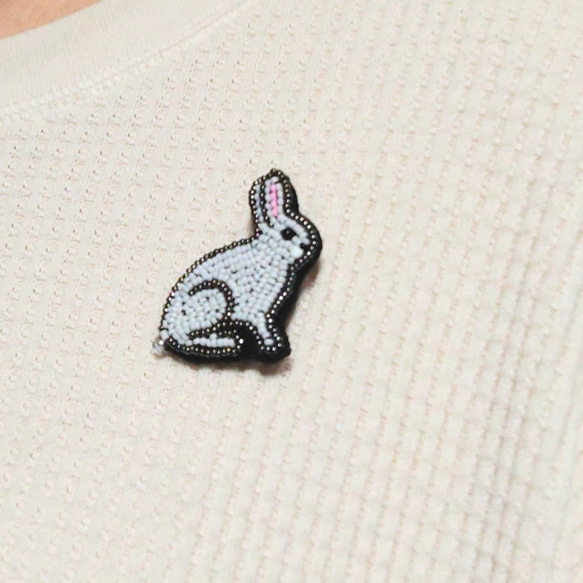 小さなエゾユキウサギのビーズ刺繍ブローチ 6枚目の画像