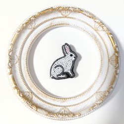 小さなエゾユキウサギのビーズ刺繍ブローチ 1枚目の画像