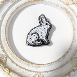 小さなエゾユキウサギのビーズ刺繍ブローチ 2枚目の画像