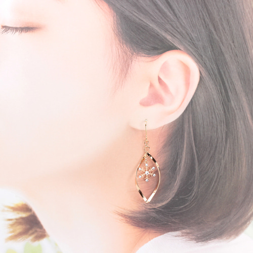 揺れる雪の結晶(954) ピアス/イヤリング/ノンホールピアス/樹脂ピアス 