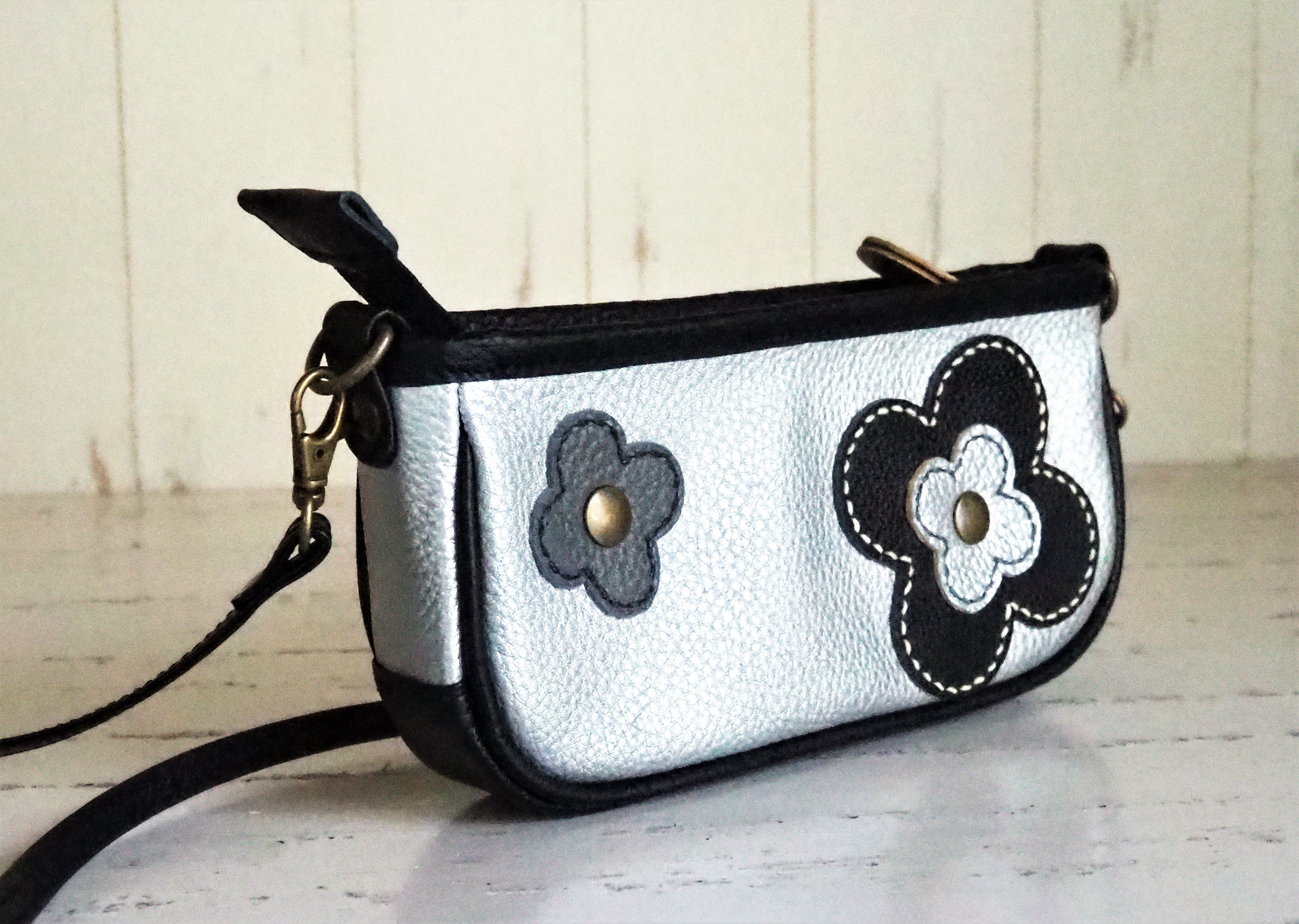 スマホショルダー・フラワーモチーフ・シルバー・本革・手縫い・即納