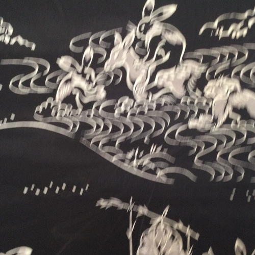 鳥獣戯画と総絞り 遊び心ある正絹のメンズリバーシブルマフラー