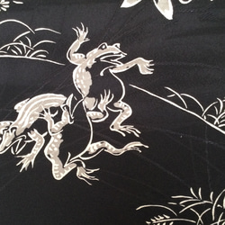 鳥獣戯画と総絞り　遊び心ある正絹のメンズリバーシブルマフラー 7枚目の画像
