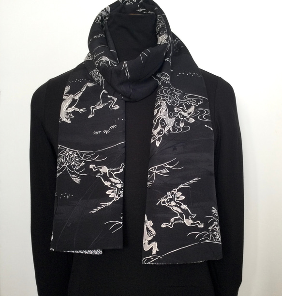 鳥獣戯画と総絞り 遊び心ある正絹のメンズリバーシブルマフラー