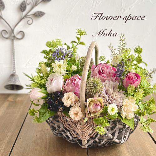 ピンクローズとマムのフラワーアレンジ バスケット アーティフィシャル