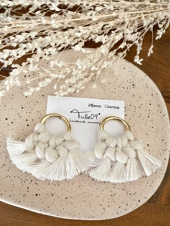 ホワイトマクラメピアス♡イヤリング♡ ピアス（スタッド・一粒