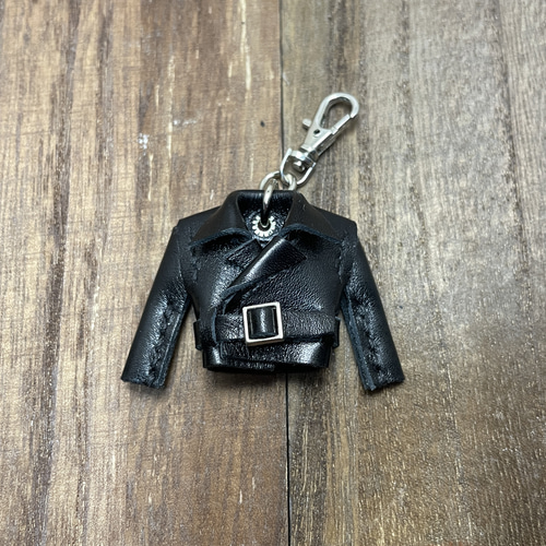 ソフト牛革（艶）のミニチュア牛革ライダースジャケットキーホルダー