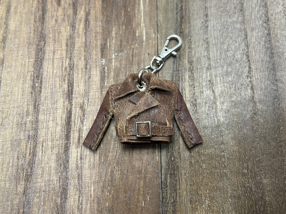 牛油皮革微型騎手夾克鑰匙扣 第2張的照片