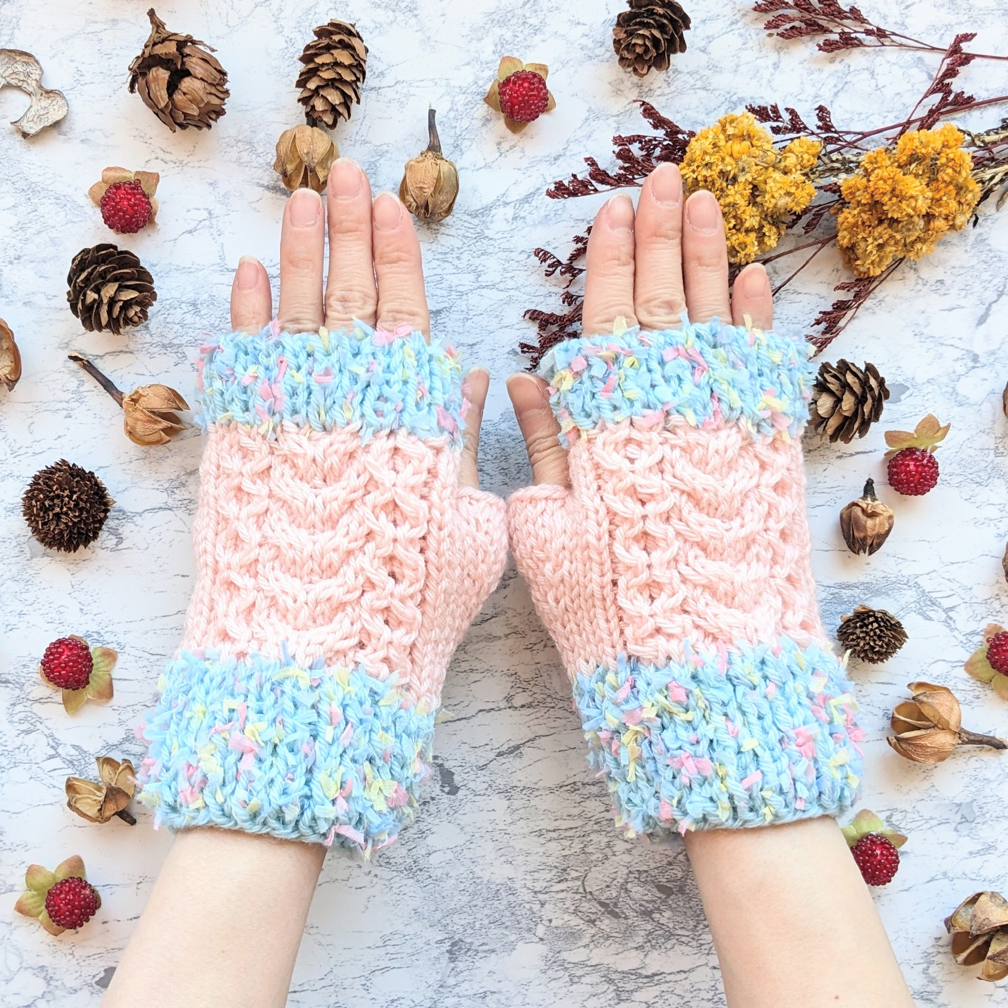 テープヤーンとウォッシャブルウールのハンドウォーマー