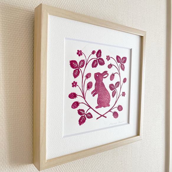 【再販】うさぎと苺の木版画 / 額入り 3枚目の画像