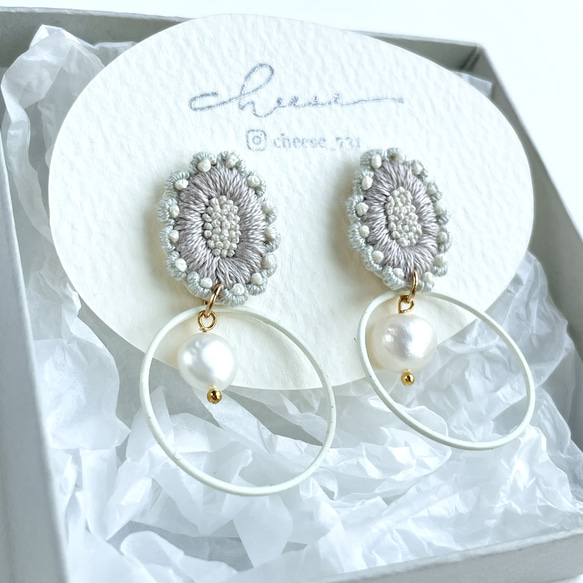 一緒にパレードへ」ナチュラル.刺繍ピアス.刺繍イヤリング.刺繍 