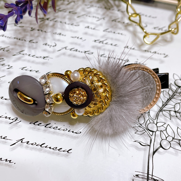 ミンクファーとアンティークボタンのヘアピン ヘアクリップ・バナナ