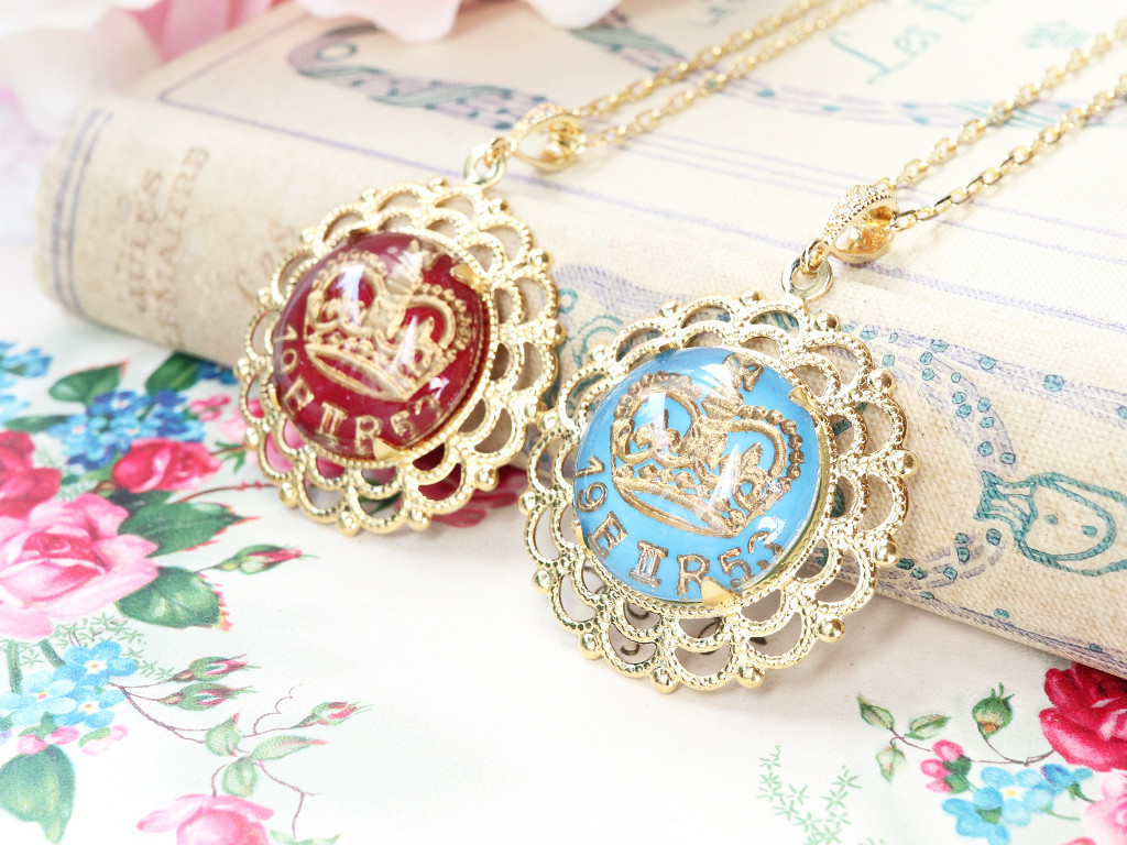 【旧西ドイツ/ガラス】数量限定 【レッドのみ】 【貴重】エリザベス女王のクラウンヴィンテージガラスネックレス