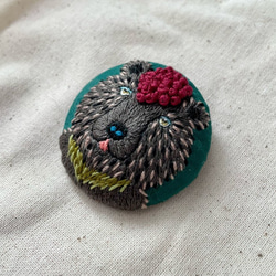 おとぼけロックなクマさんの刺繍ブローチ 2枚目の画像