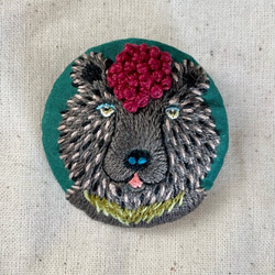 おとぼけロックなクマさんの刺繍ブローチ 1枚目の画像