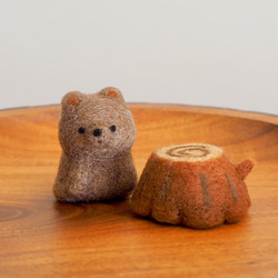 木彫りの熊と切り株 1枚目の画像