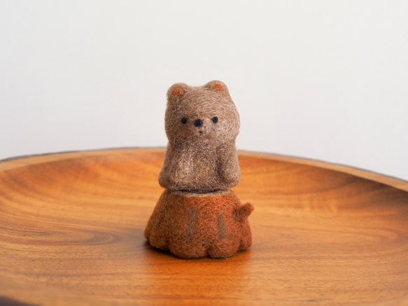 木彫りの熊と切り株 3枚目の画像