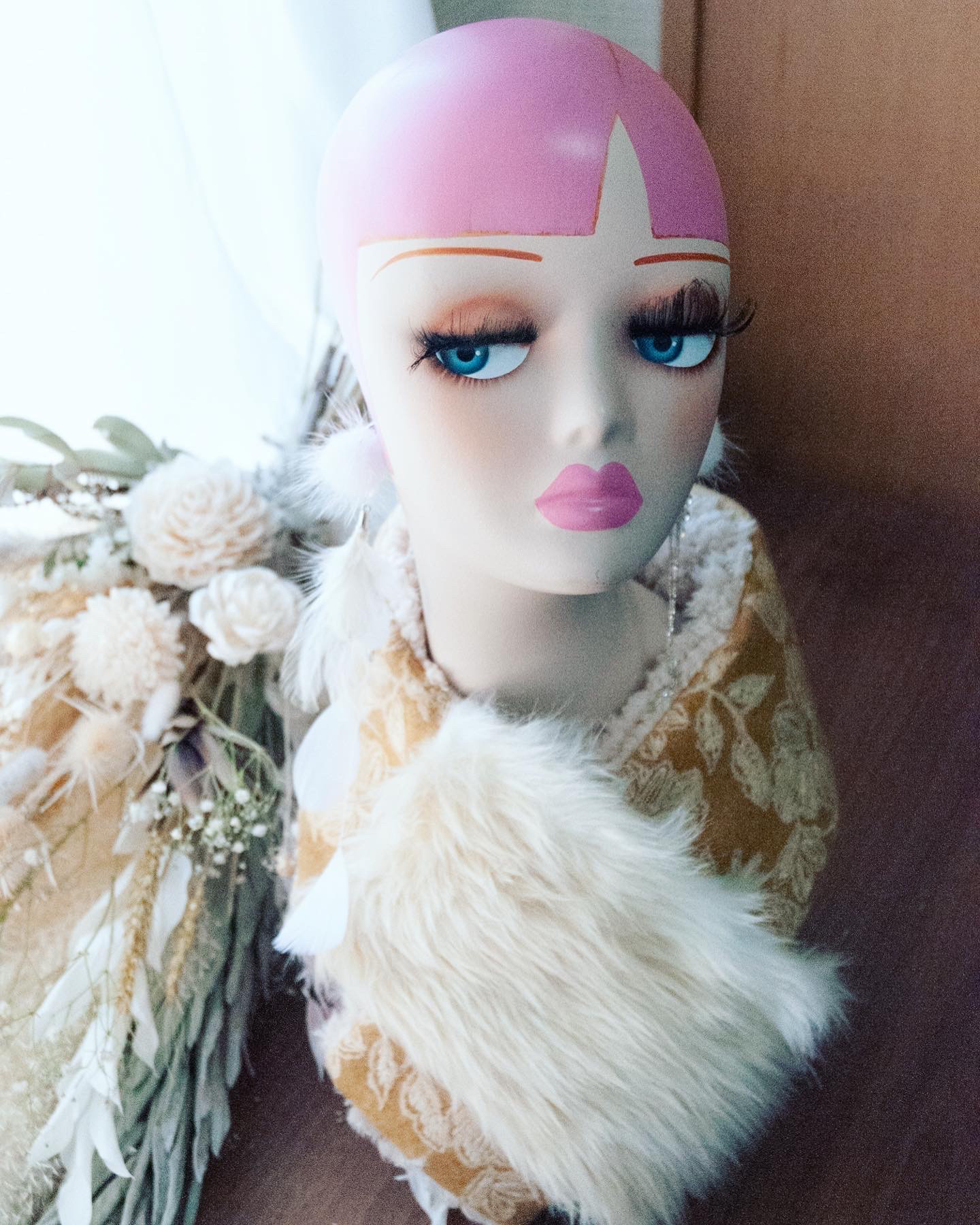 白い花刺しゅうのふわふわファーマフラー、ネックウォーマー、ミニマフラー、マフラー