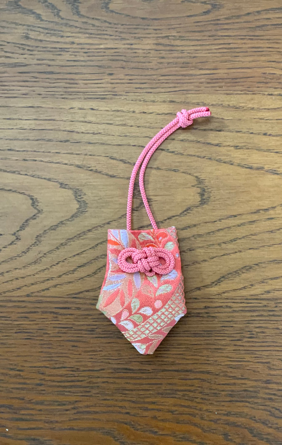 ミニかりろく （携帯用匂い袋）約8㎝　コーラル系ピンク地　 桃色（組紐） 1枚目の画像