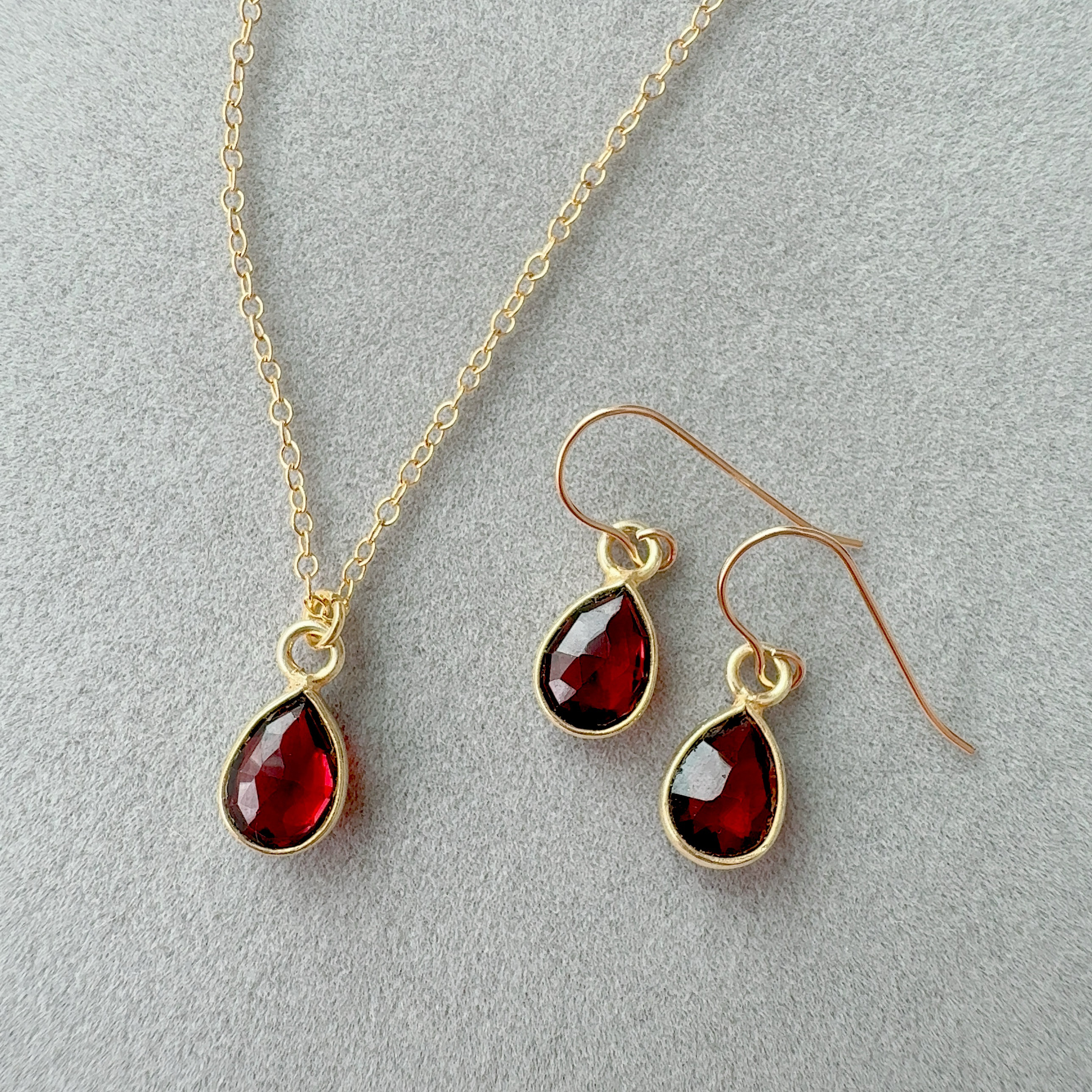 1月誕生日石◆ガーネットのネックレスとピアス,イヤリングのセット/誕生日プレゼント クリスマス　サージカルステンレス