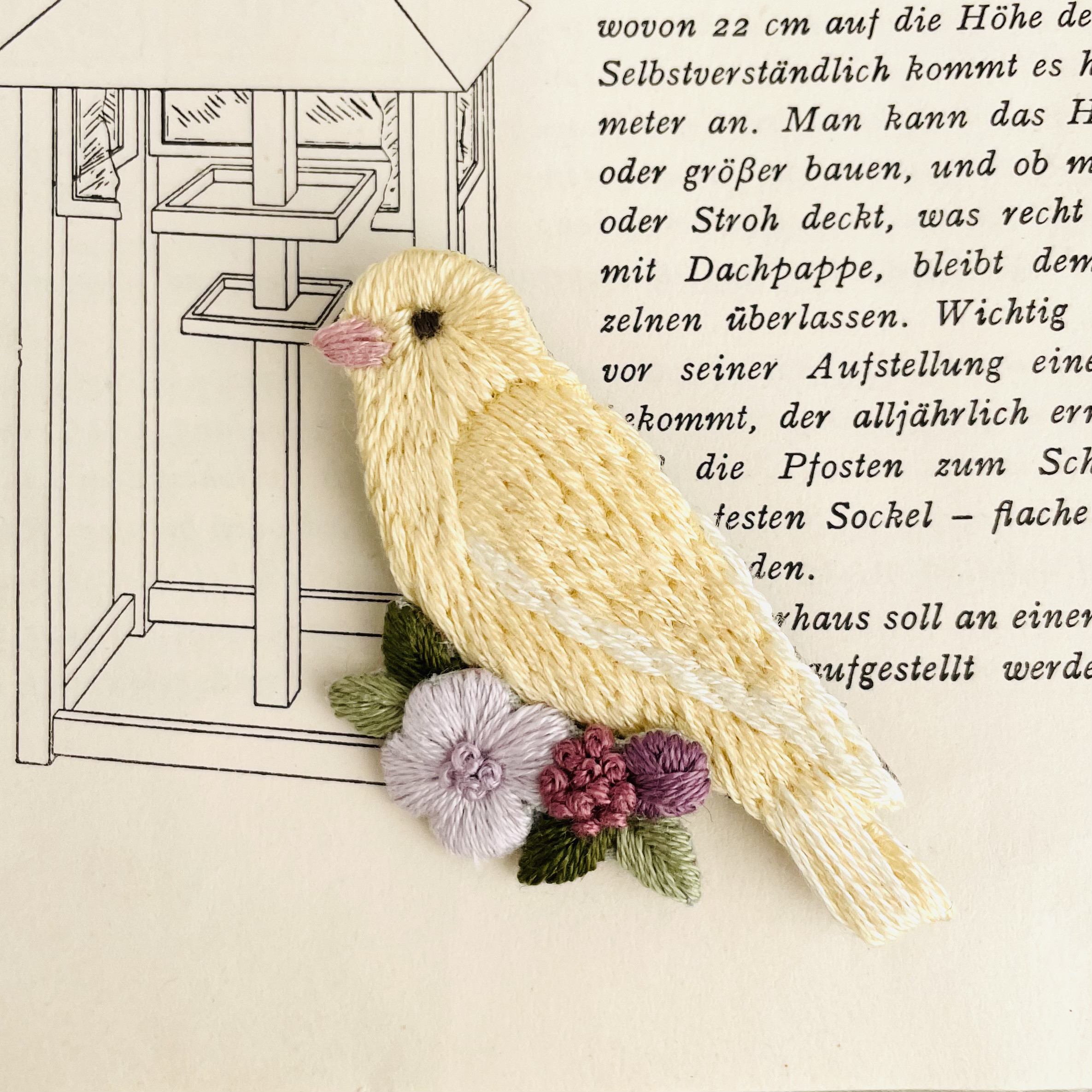 受注制作］カナリアの刺繍ブローチ＊小鳥＊カナリヤ ブローチ