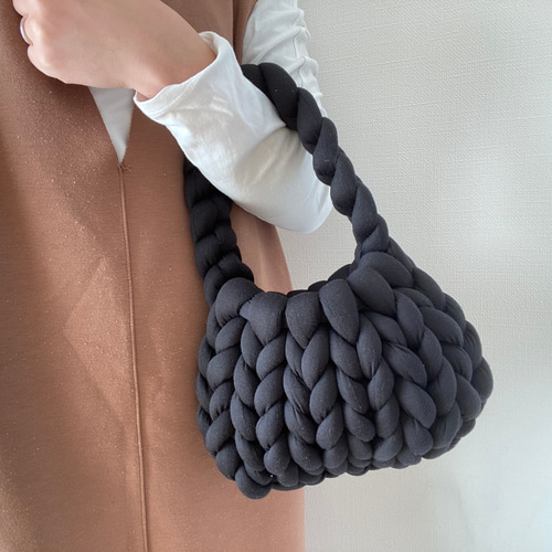 再販》＊ブラック＊ チャンキーニットバッグ マンドゥバッグ