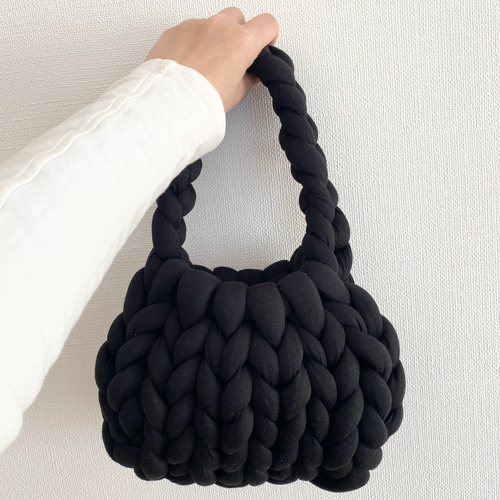 再販》＊ブラック＊ チャンキーニットバッグ マンドゥバッグ