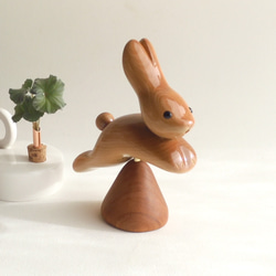 跳ねるウサギ（薄茶） 3枚目の画像