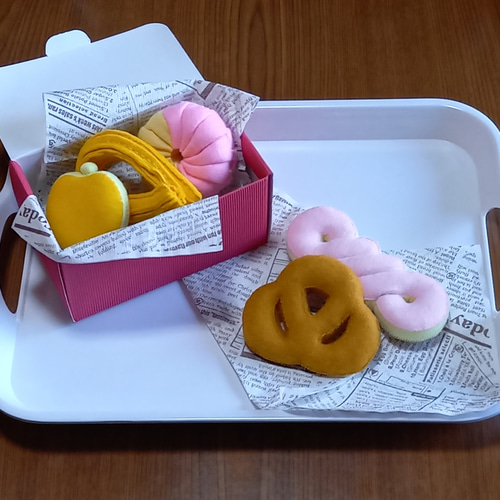 akiページ フェルトままごと ちっちゃいホールケーキ2個🤗❤️ トッピングを色々変えて遊べる