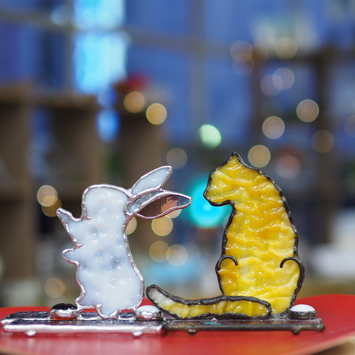 ステンドグラスうさぎと雪の結晶モチーフのパネル(スタンド付)